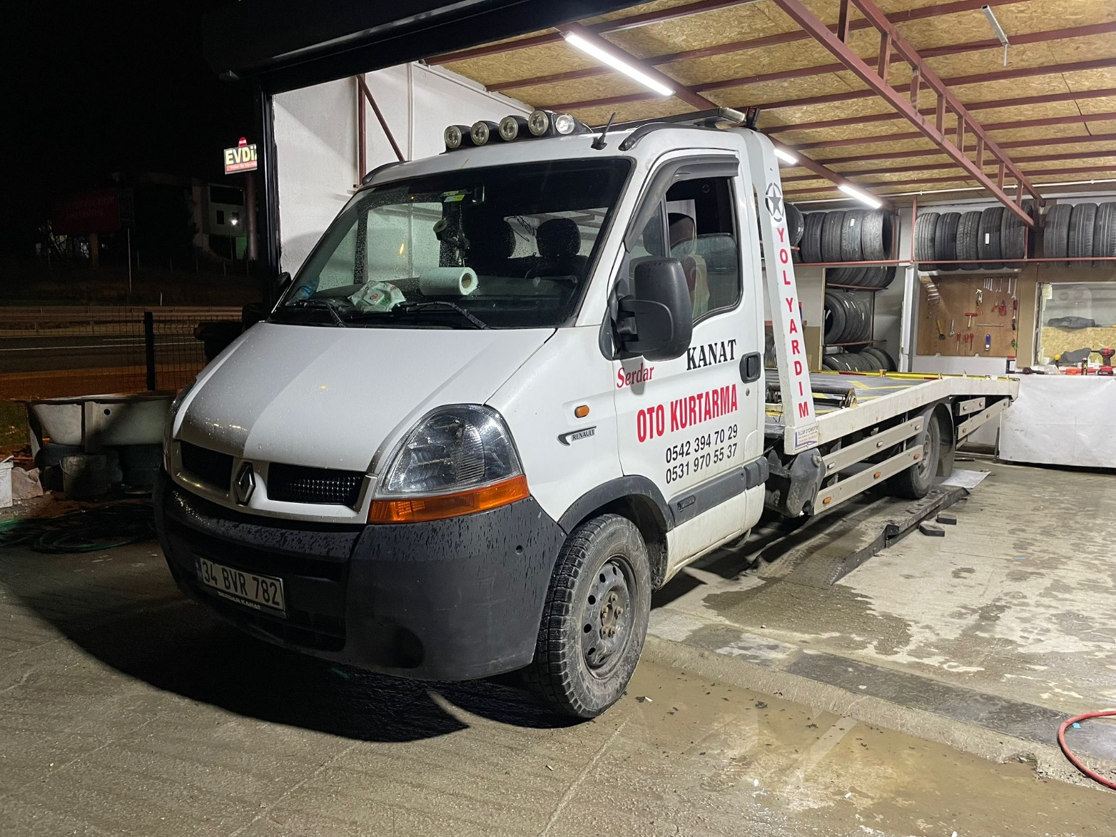 Gece vakti oto çekici operasyonu